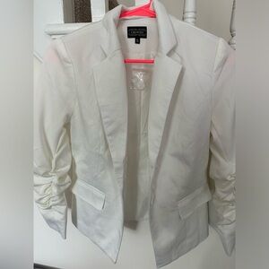 NWT white blazer with ruched sleeves size small from boutique